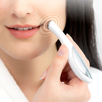 Lápiz masajeador antiarrugas para ojos y labios de innovagizmo.com, con superficie suave para reducir líneas finas y arrugas.