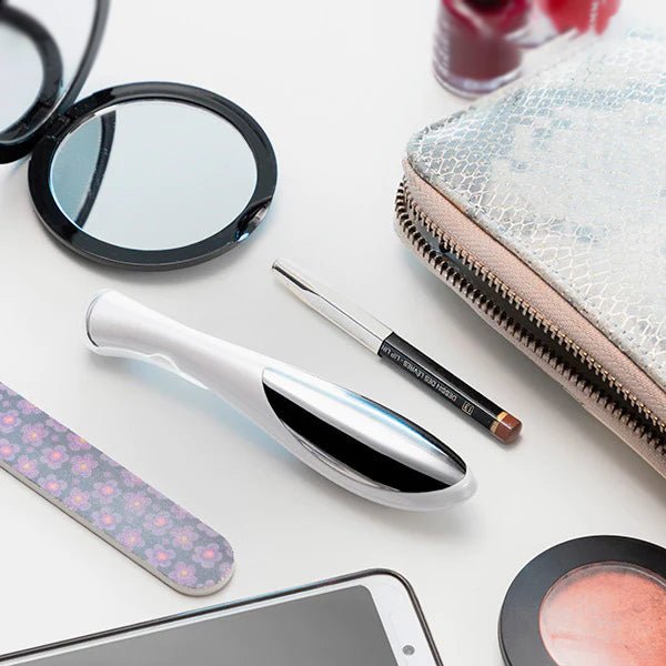 Lápiz masajeador antiarrugas para ojos y labios de innovagizmo.com, con superficie metálica y diseño ergonómico para cuidado facial.