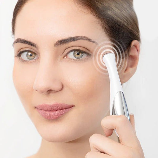 Lápiz masajeador antiarrugas para ojos y labios de innovagizmo.com, con superficie metálica y diseño compacto para cuidado facial.