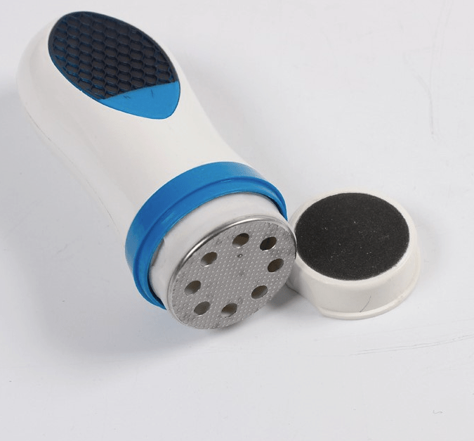 Lima eléctrica de pedicura innovagizmo con cabezal de pulido para cuidado de pies y uñas, en uso sobre la piel.