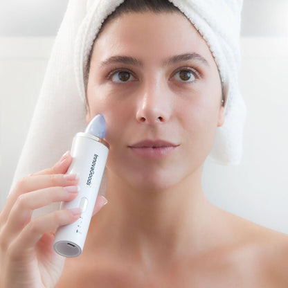Limpiador facial eléctrico PureVac de innovagizmo con cabezal para eliminar puntos negros y limpiar poros profundamente.