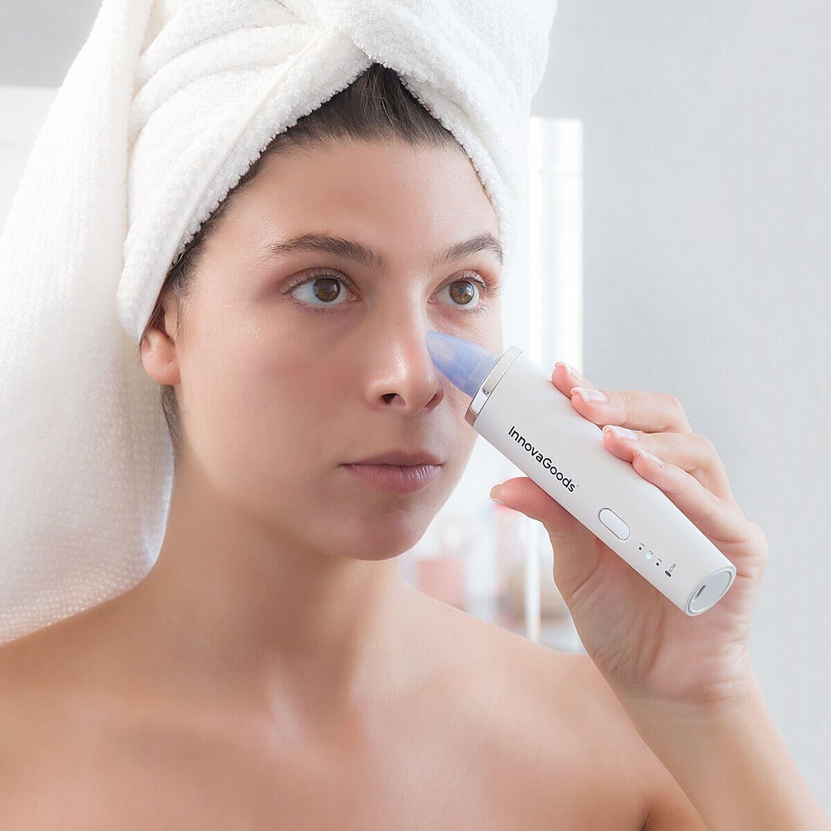 Limpiador facial eléctrico PureVac de innovagizmo para eliminar puntos negros en la piel, con diseño compacto y fácil de usar.