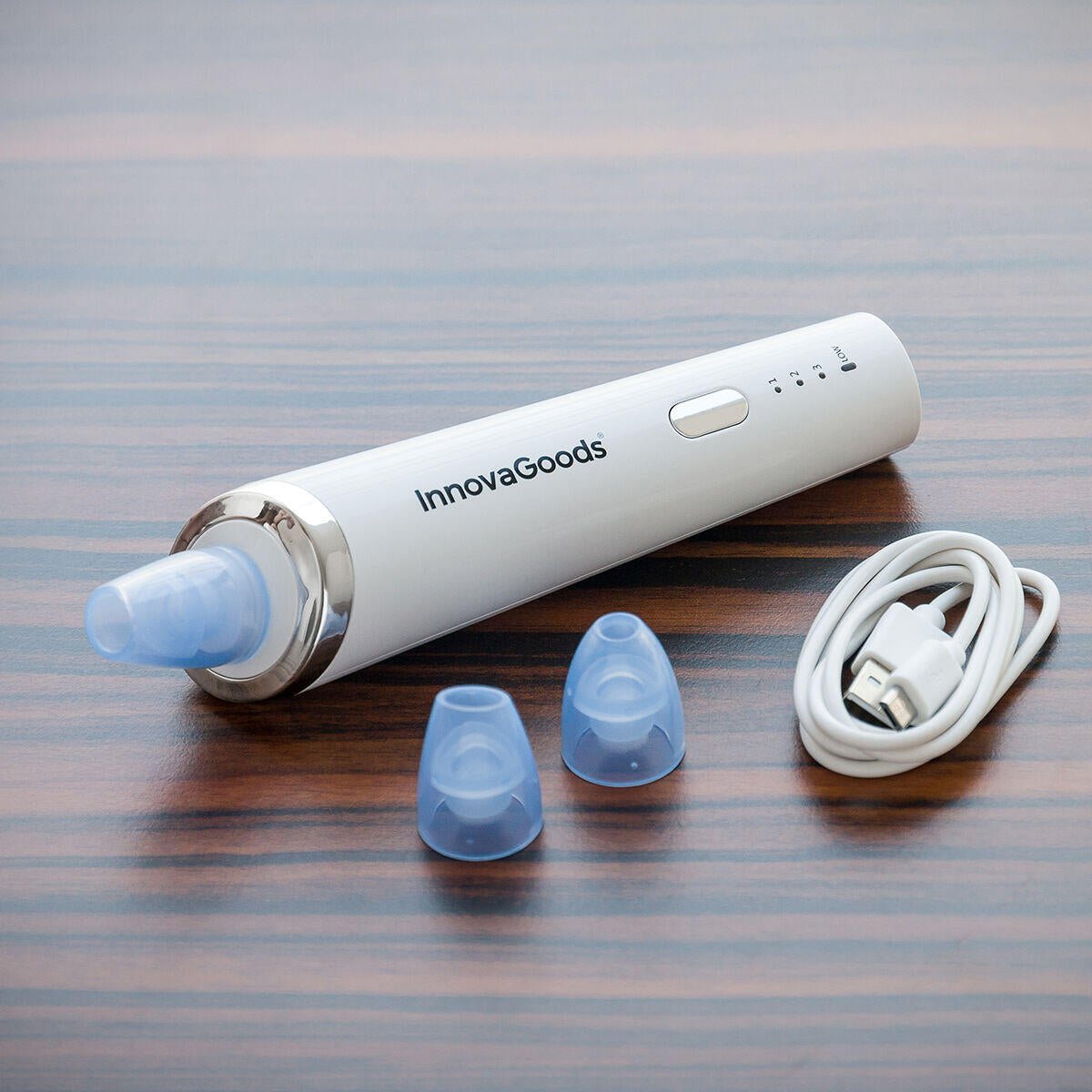 Limpiador facial eléctrico de puntos negros PureVac de innovagizmo, con cabezal de succión para limpiar poros y eliminar impurezas en la piel.