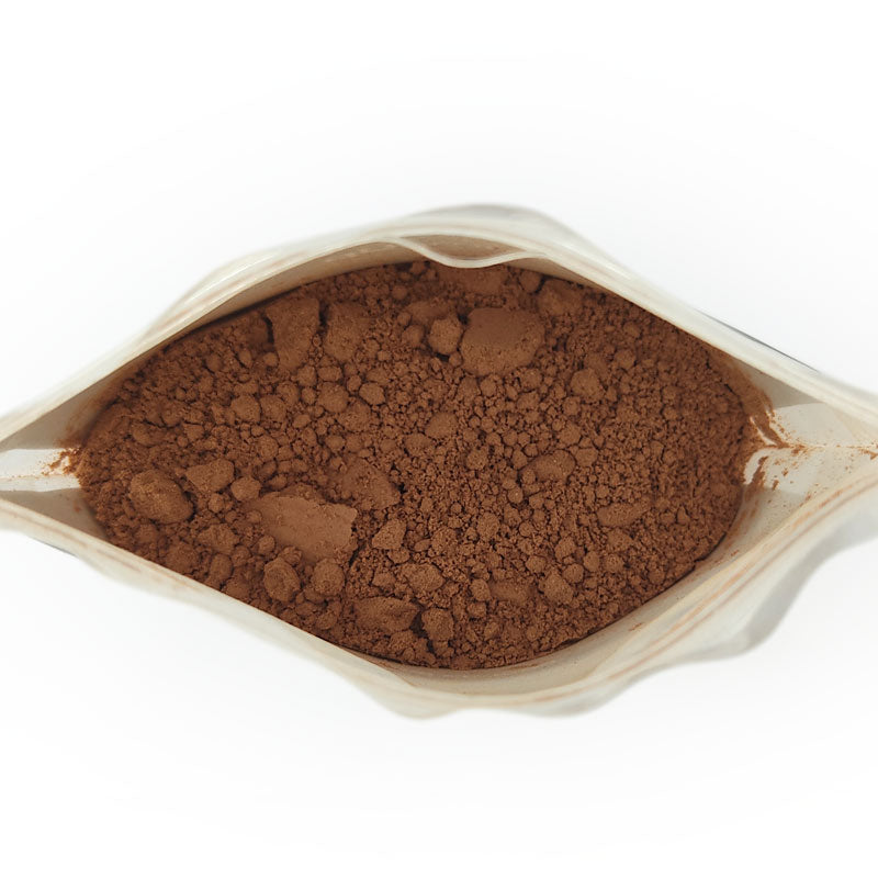 Batido FemmeUp Creatina con maca y cacao en vaso, preparado para consumir, en un fondo neutro y colorido.