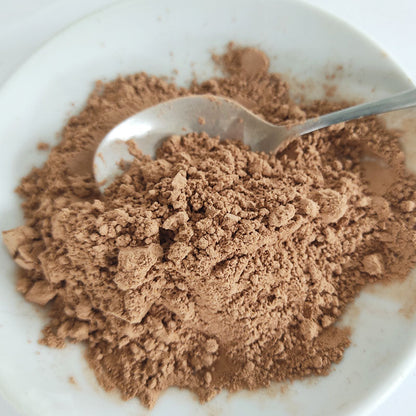 Batido FemmeUp Creatina con polvo de maca y cacao, en envase con tapa blanca y etiquetas coloridas.