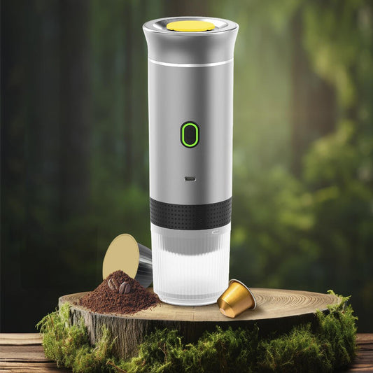 Cafetera portátil 3 en 1 de innovagizmo.com con calentamiento automático y carga USB-C, muestra la máquina y su diseño compacto.