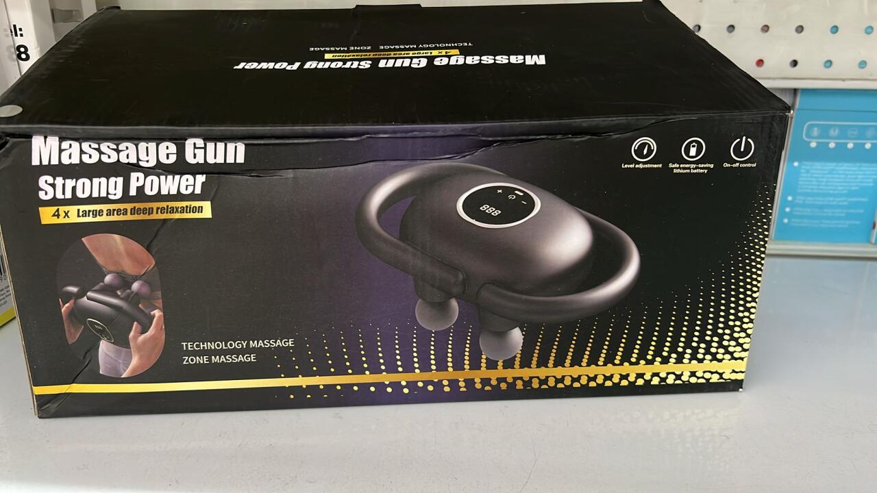 Masajeador de mano innovagizmo.com en color negro, con mango ergonómico y botones para control, diseñado para aliviar la tensión.