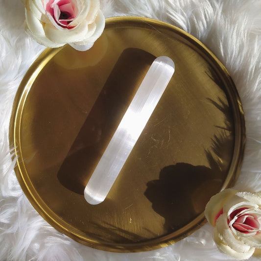 Punta de masajeador de selenita de la marca Mystical Tienda, con superficie lisa y forma ergonómica para terapia de relajación.