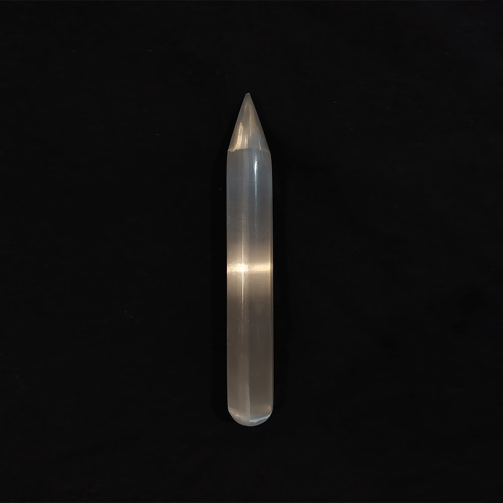 Masajeador de selenita en forma de punta de lápiz de la marca Mystical Tienda, ideal para terapias de relajación y energía.