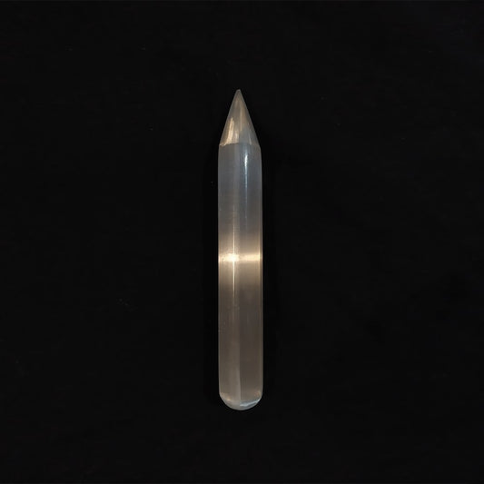 Masajeador de selenita en forma de punta de lápiz de la marca Mystical Tienda, ideal para terapias de relajación y energía.