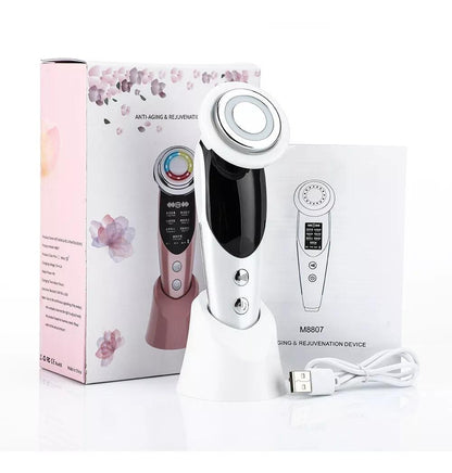 Masajeador facial antiarrugas con calor y fototerapia de Innovagizmo, muestra dispositivo en mano con cerdas y pantalla digital.