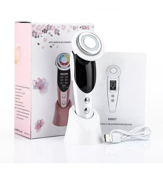 Masajeador facial antiarrugas con calor y fototerapia de Innovagizmo, muestra dispositivo en mano con cerdas y pantalla digital.