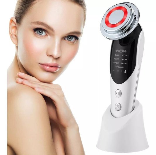 Masajeador facial antiarrugas con calor y fototerapia de innovagizmo.com, muestra dispositivo en uso para cuidado de la piel facial