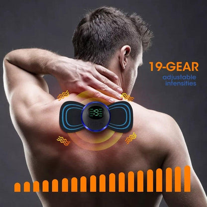 Masajeador muscular eléctrico innovagizmo en uso, mostrando sus accesorios y diseño portátil para aliviar tensiones musculares.