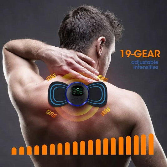 Masajeador muscular eléctrico innovagizmo en uso, mostrando sus accesorios y diseño portátil para aliviar tensiones musculares.