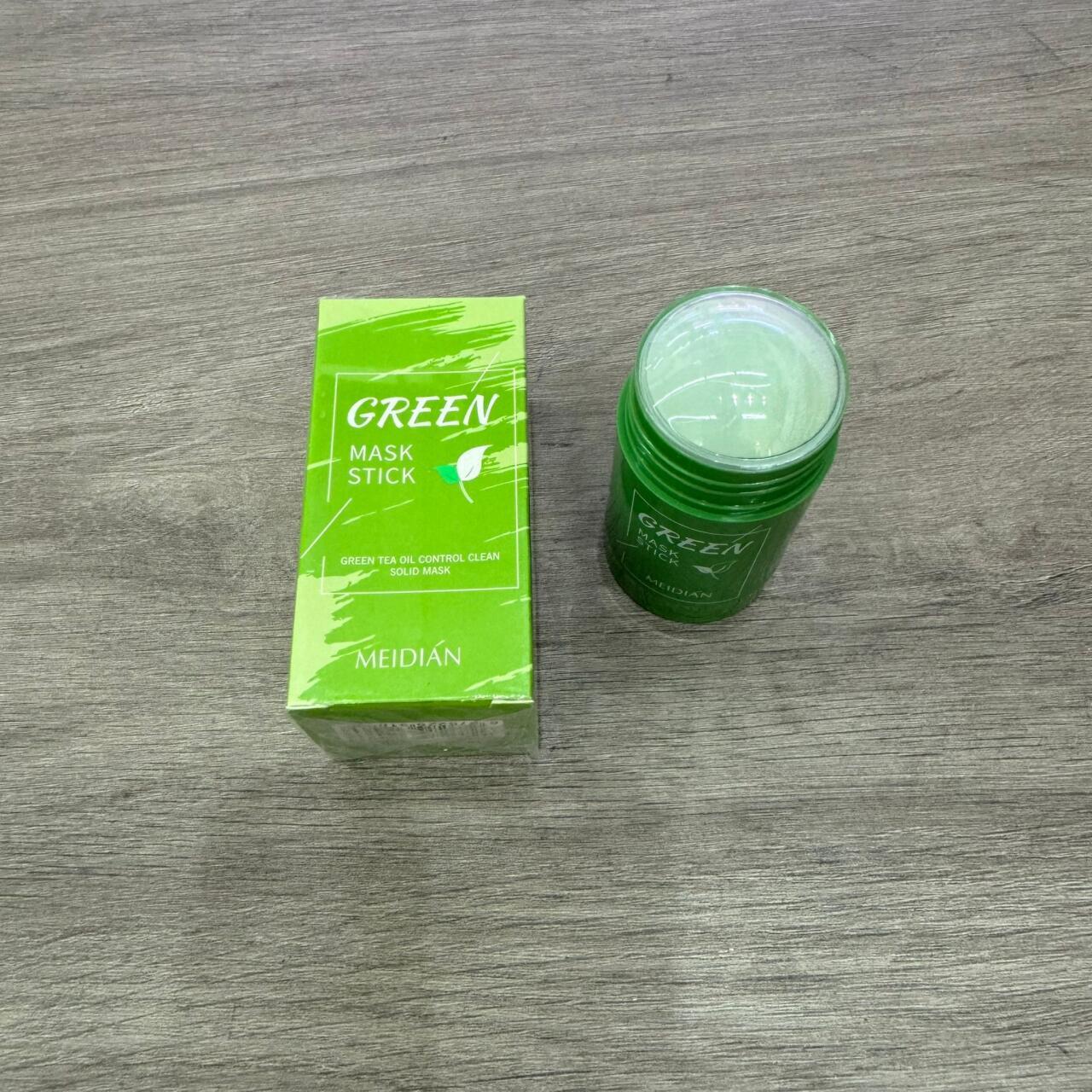 Mascarilla facial de té verde de innovagizmo mostrando su textura y ingredientes naturales para cuidado de la piel.
