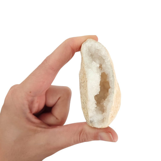 Mitad de geoda de cuarzo blanco natural, con cristales brillantes y estructura de roca, de la marca Mystical Tienda.
