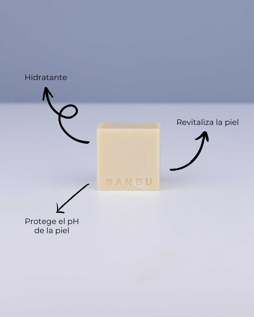 Mousse facial ecológica BANBU AURA para piel normal y seca, con textura cremosa y beneficios de limpieza suave.