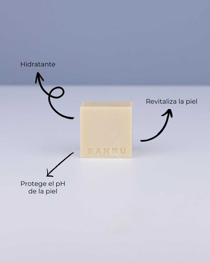 Mousse facial ecológica BANBU AURA para piel normal y seca, con textura cremosa y beneficios de limpieza suave.
