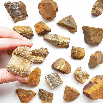 Cristal de ojo de tigre en bruto de Mystical Tienda, vista cercana del mineral natural y sin pulir, con tonos marrones y dorados.