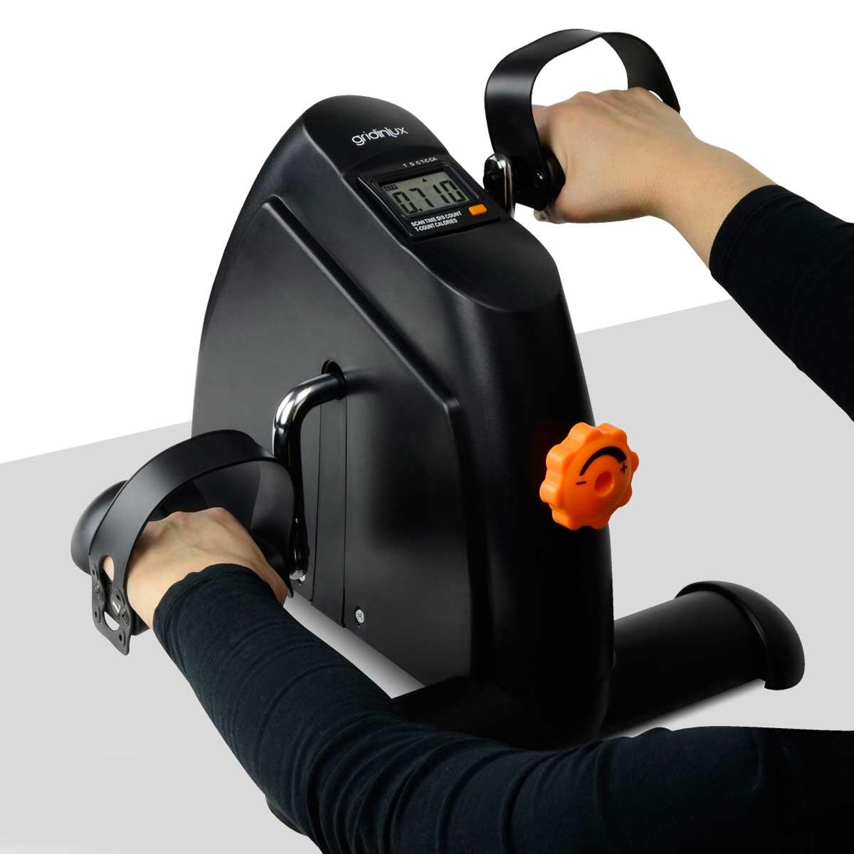 Pedaleador manual Small Fit 1000 de Innovagizmo, ejercitador de piernas en color negro y compacto para gimnasia pasiva.