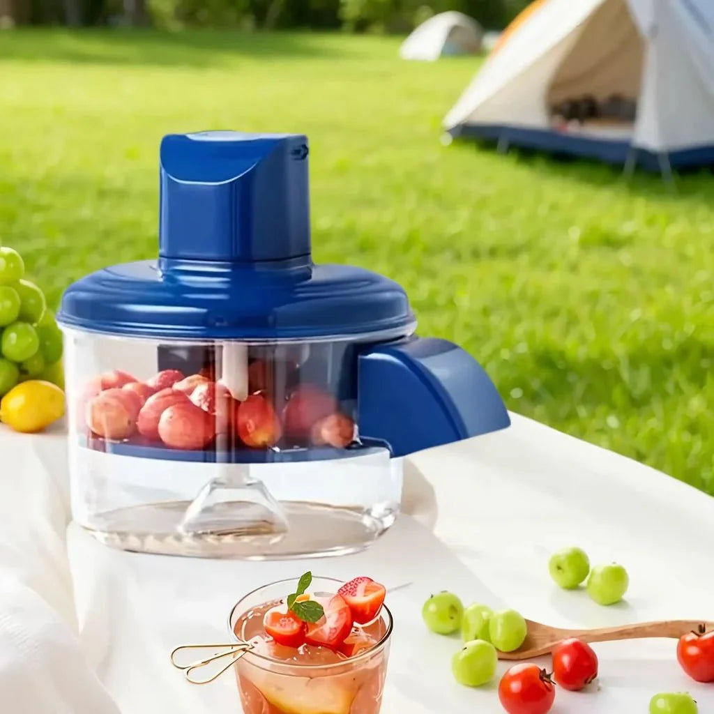 Peladora automática de frutas de innovagizmo.com, rápida y precisa, muestra frutas peladas y la máquina en uso.