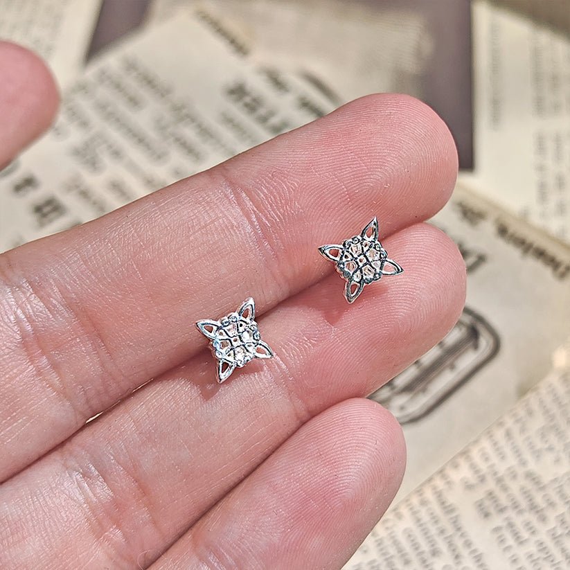 Pendientes 'Anudare' de plata de ley 925 con diseño de nudo de bruja en estilo elegante y moderno.