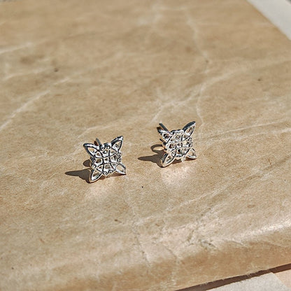 Pendientes 'Anudare' de plata de ley 925 con diseño de nudo de bruja, pendientes elegantes y modernos de Mystical Tienda.