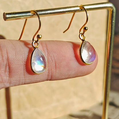 Pendientes Aurora de Piedra de Luna en plata S925 con baño de oro de 18K, diseño elegante y brillante.