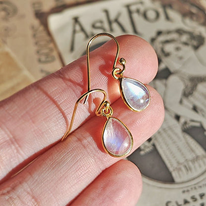Pendientes Aurora de piedra de luna en plata S925 con baño de oro de 18K, con acabado brillante y diseño elegante para mujer.