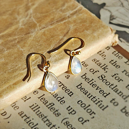 Pendientes Aurora con piedra de luna en plata S925 y baño de oro de 18K, diseño elegante y brillante.