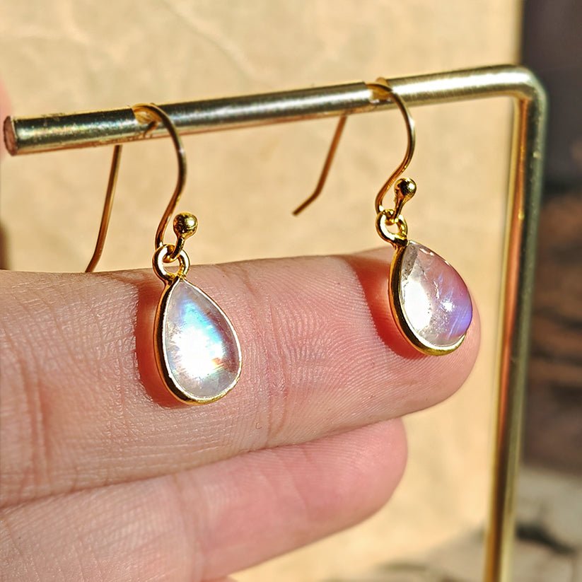 Pendientes 'Aurora' de piedra de luna en plata S925 con baño de oro de 18K, pendientes elegantes y brillantes.