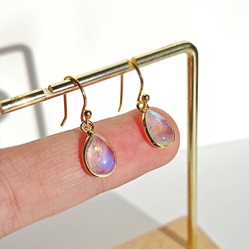 Pendientes Aurora con piedra de luna en plata S925 y baño de oro de 18K, joyería elegante y brillante.