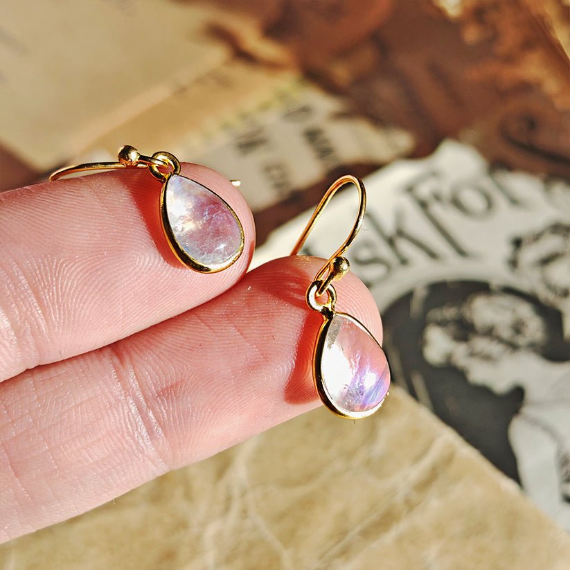 Pendientes 'Aurora' de piedra de luna en plata S925 con baño de oro 18K, brillantes y elegantes para ocasiones especiales.