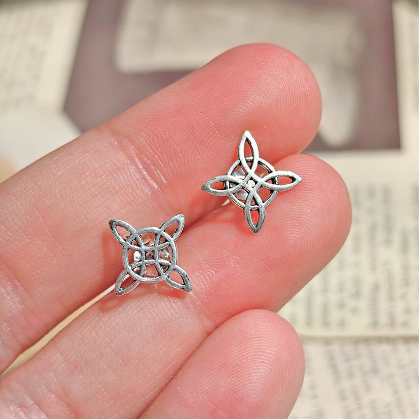 Pendientes botón de nudo de bruja en plata de ley 925 de Mystical Tienda, con diseño elegante y moderno.