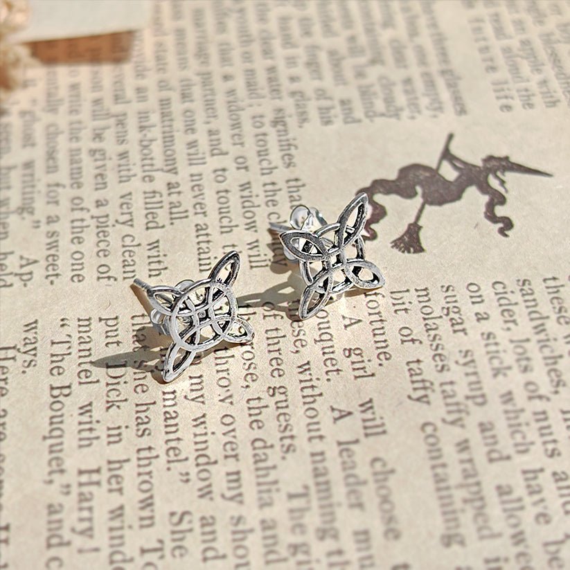Pendientes de botón con nudo de bruja en plata de ley 925, accesorios elegantes y misteriosos de Mystical Tienda.