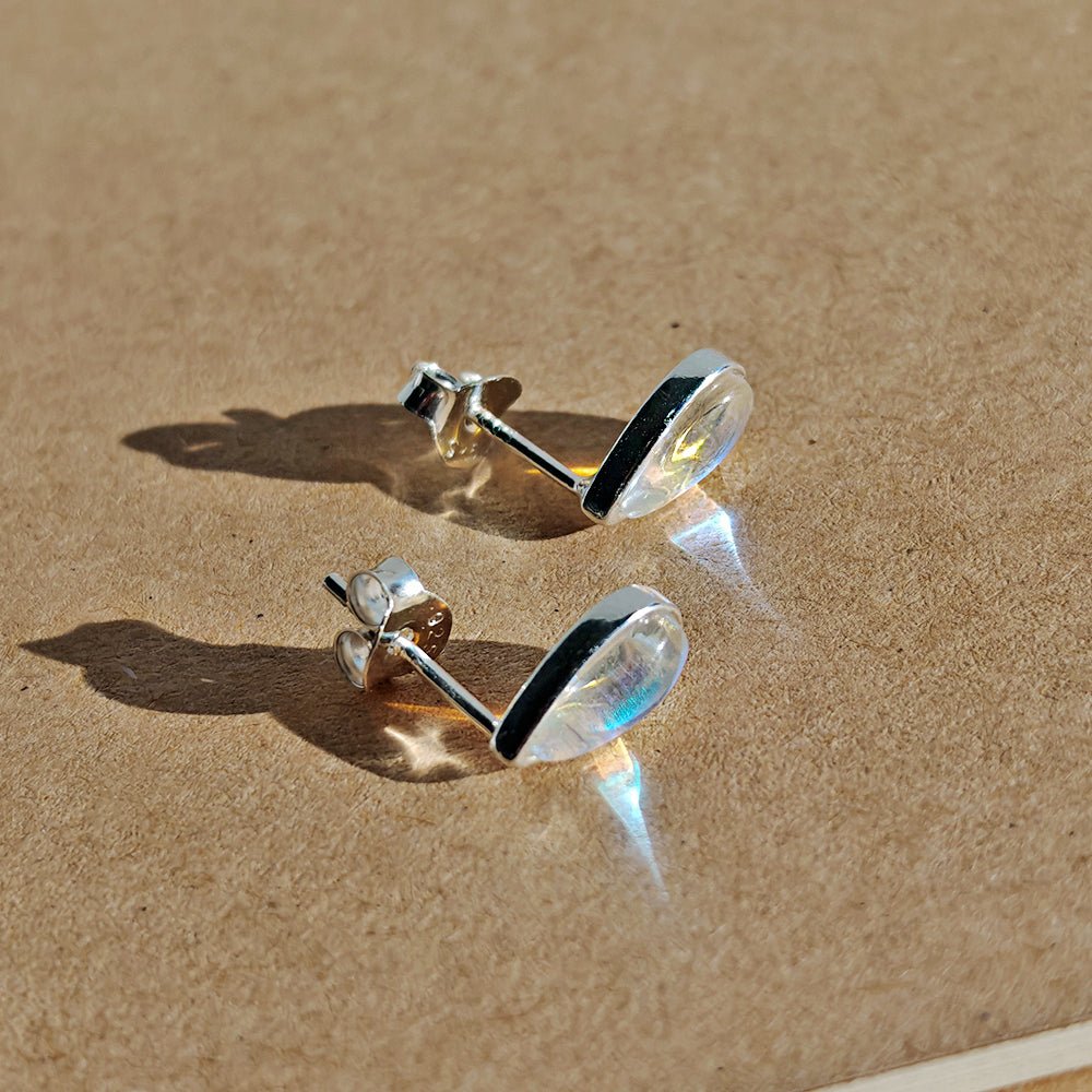 Pendientes de gota con opalina en plata de ley 925, diseño elegante y brillante, para lucir en ocasiones especiales.