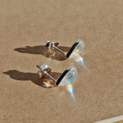 Pendientes de gota con opalina en plata de ley 925, diseño elegante y brillante, para lucir en ocasiones especiales.