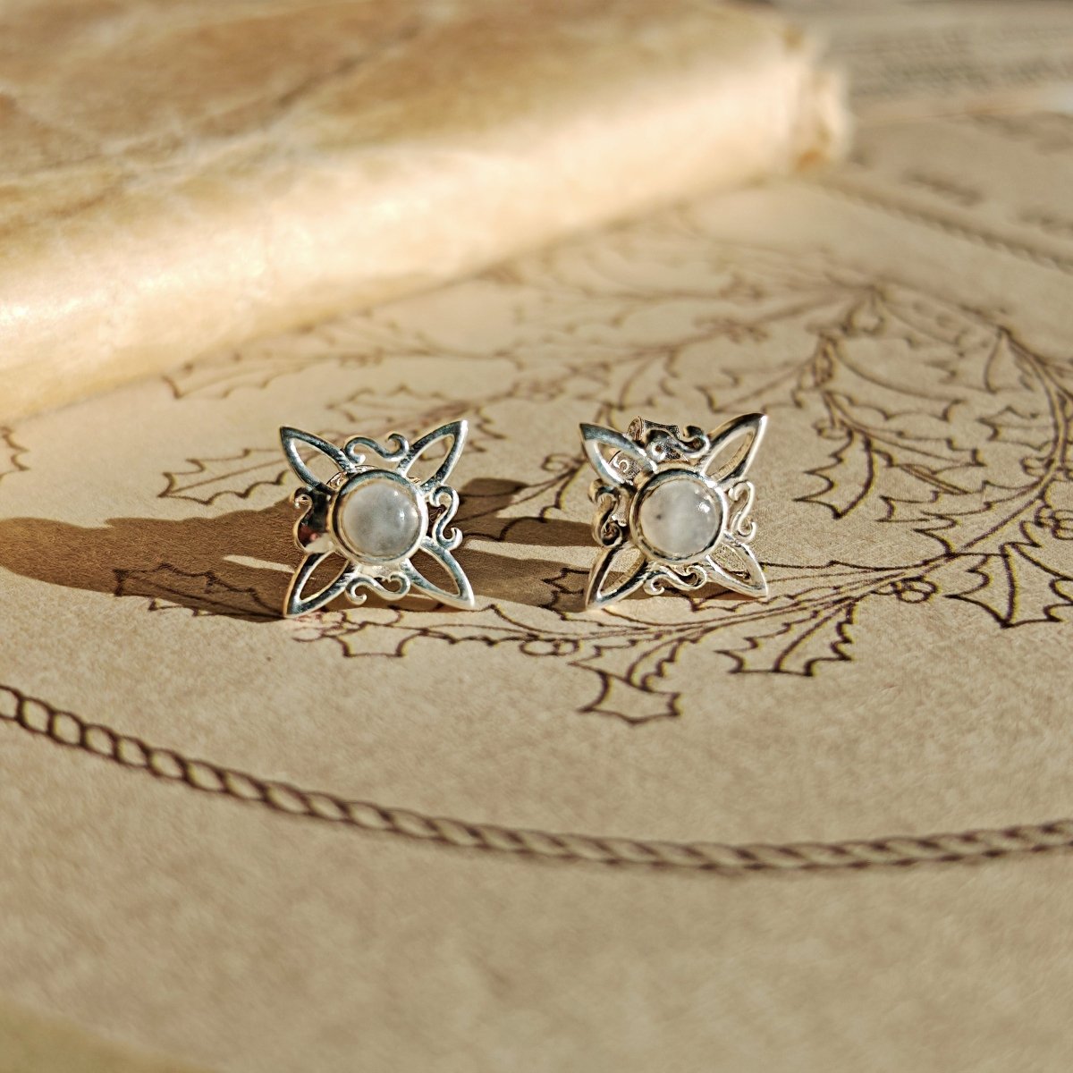 Pendientes Nudo de Bruja con Piedra de Luna en Plata de Ley 925