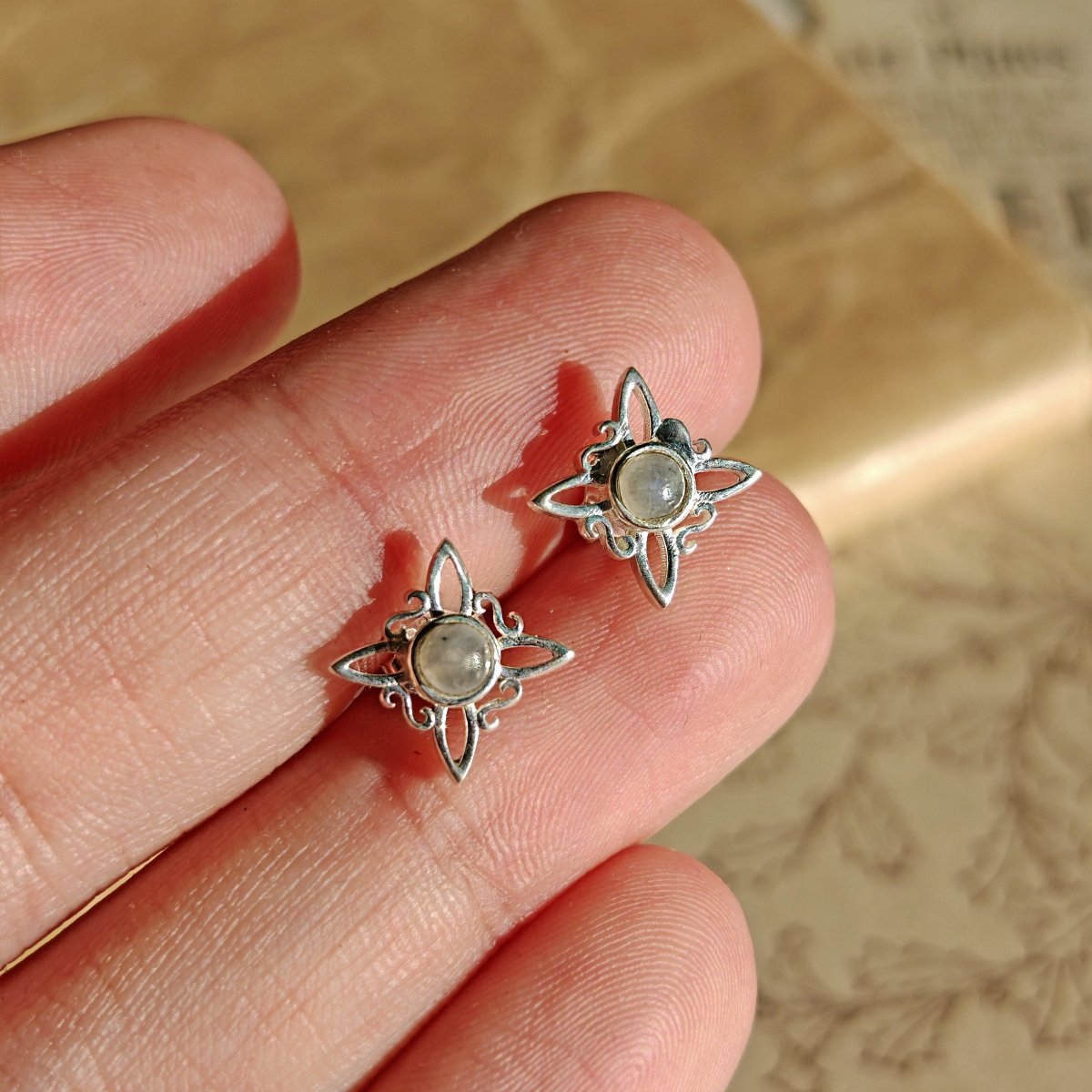 Pendientes Nudo de Bruja con Piedra de Luna en Plata de Ley 925