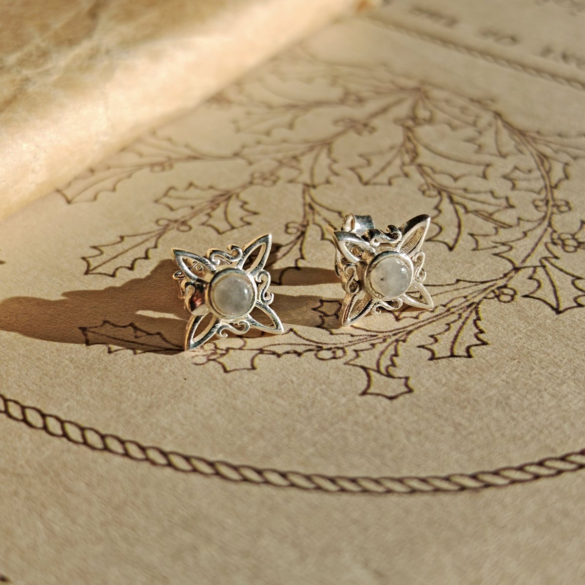 Pendientes Nudo de Bruja con Piedra de Luna en Plata de Ley 925