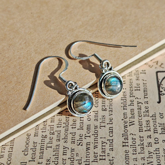 Pendientes 'Saule' de labradorita y plata de ley 925, con diseño elegante y detalles brillantes, ideales para ocasiones especiales.