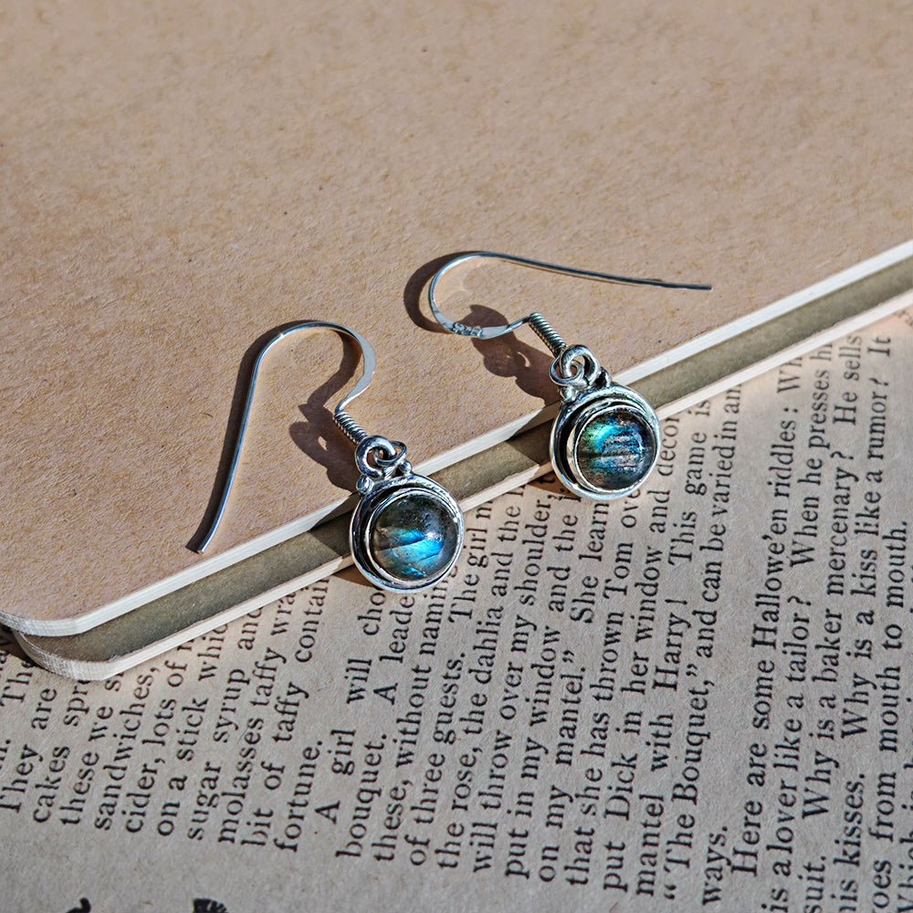Pendientes 'Saule' de labradorita y plata de ley 925, pendientes elegantes con piedras brillantes y diseño delicado.
