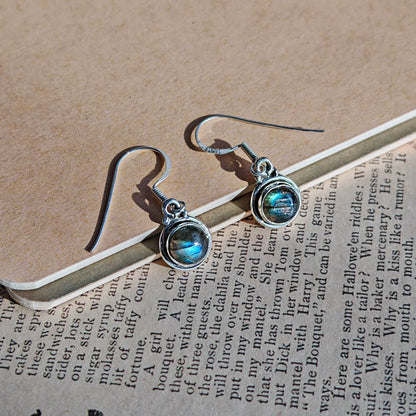 Pendientes 'Saule' de labradorita y plata de ley 925, pendientes elegantes con piedras brillantes y diseño delicado.