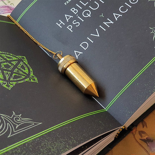 Péndulo Bala de bronce con testigo, metal, usado en prácticas de divinación y espiritualidad, en imagen clara y detallada.
