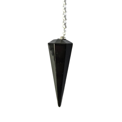 Péndulo de mineral de obsidiana facetado, utilizado en prácticas de cristaloterapia, con cuerda para colgar y manejo.