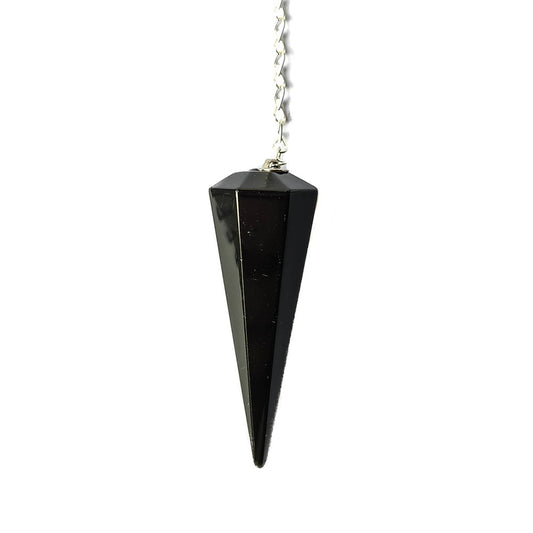 Péndulo de mineral de obsidiana facetado, utilizado en prácticas de cristaloterapia, con cuerda para colgar y manejo.