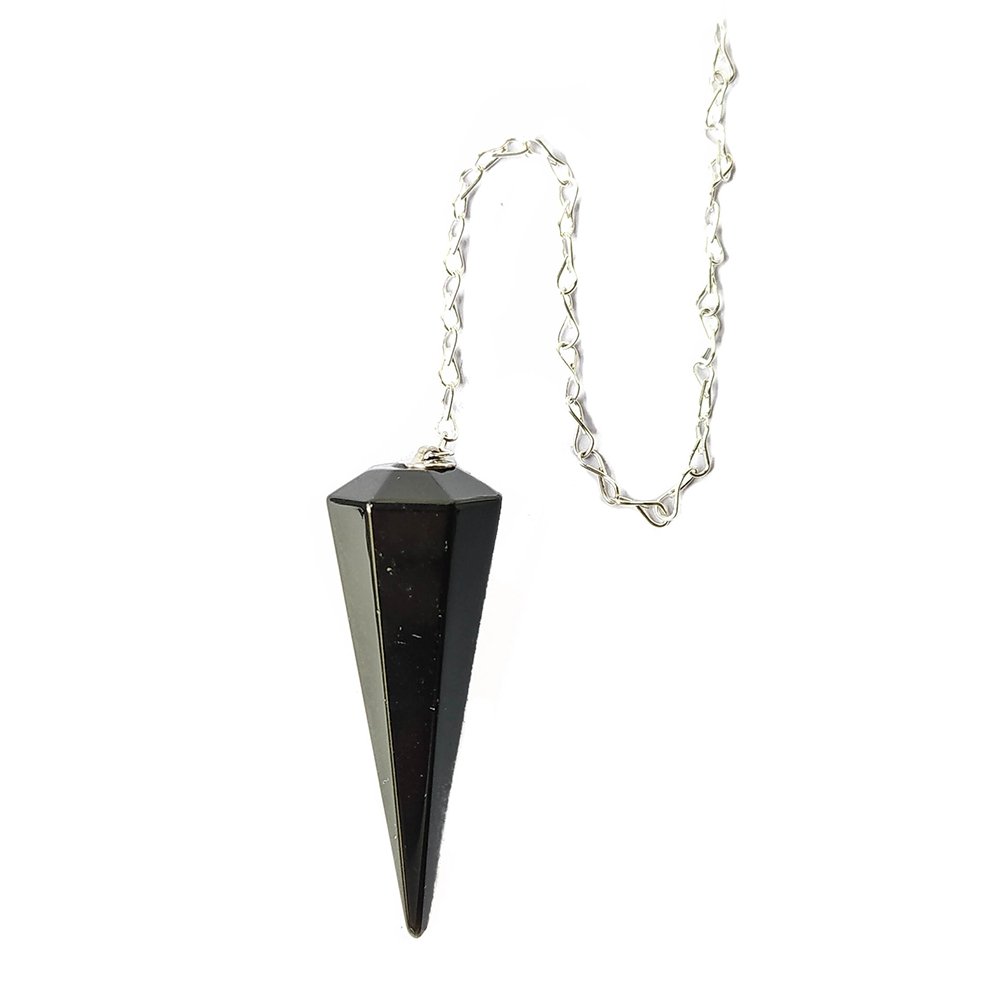 Péndulo de mineral de obsidiana facetado, usado para la meditación y la energía, en un fondo neutro.