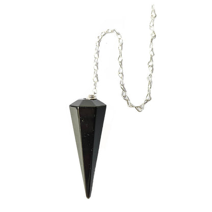 Péndulo de mineral de obsidiana facetado, usado para la meditación y la energía, en un fondo neutro.