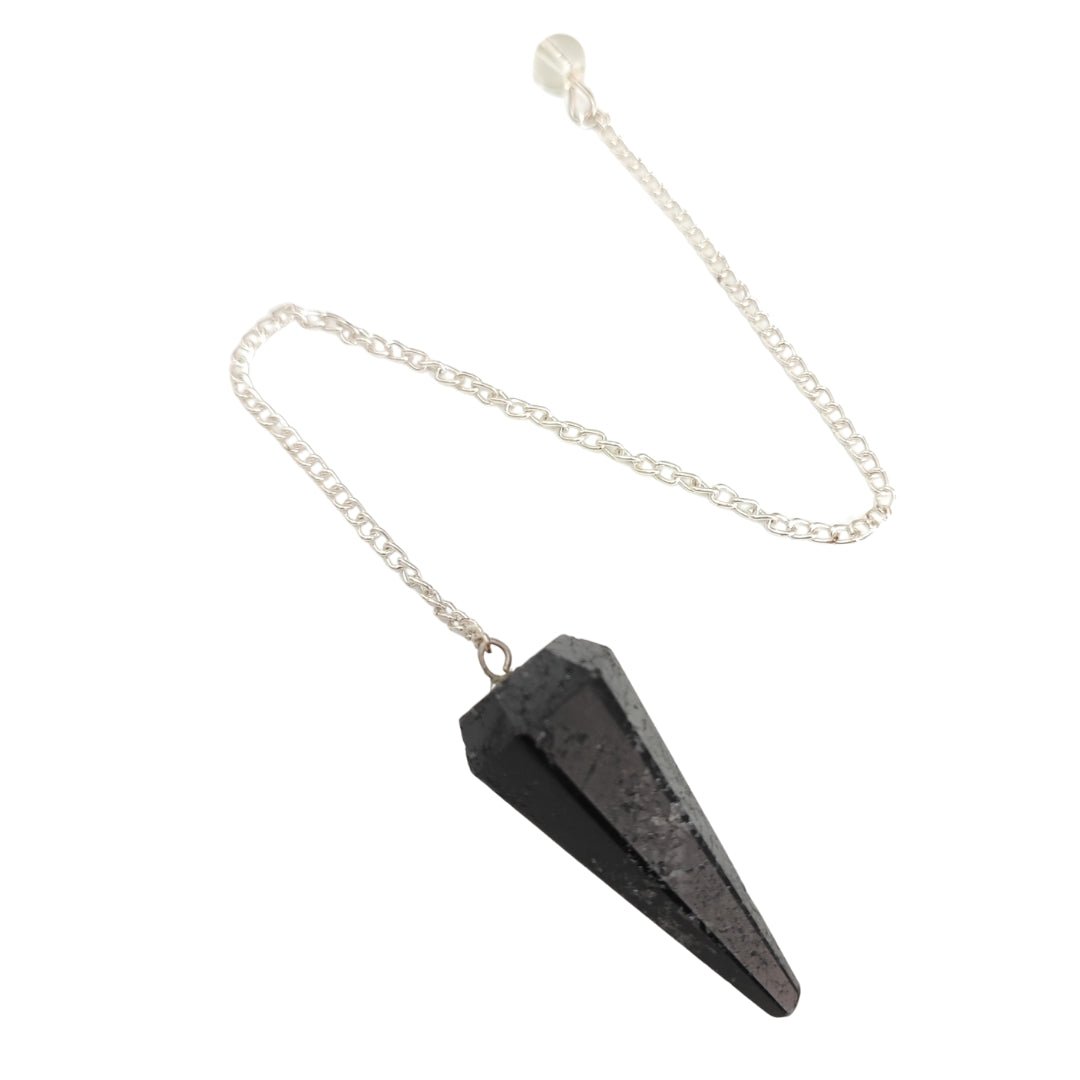 Péndulo de mineral de turmalina negra facetada, joya de Mystical Tienda, con forma de péndulo y superficie facetada brillante.